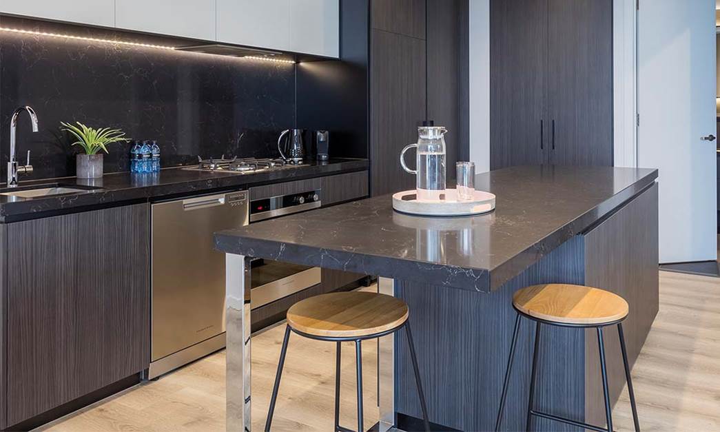Full modern kitchen (fridge, cooktop, oven, microwave, dishwasher, toaster)