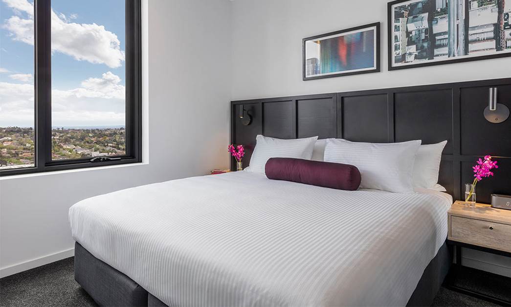 Comfortable king and queen size beds with 300 thread count sheets